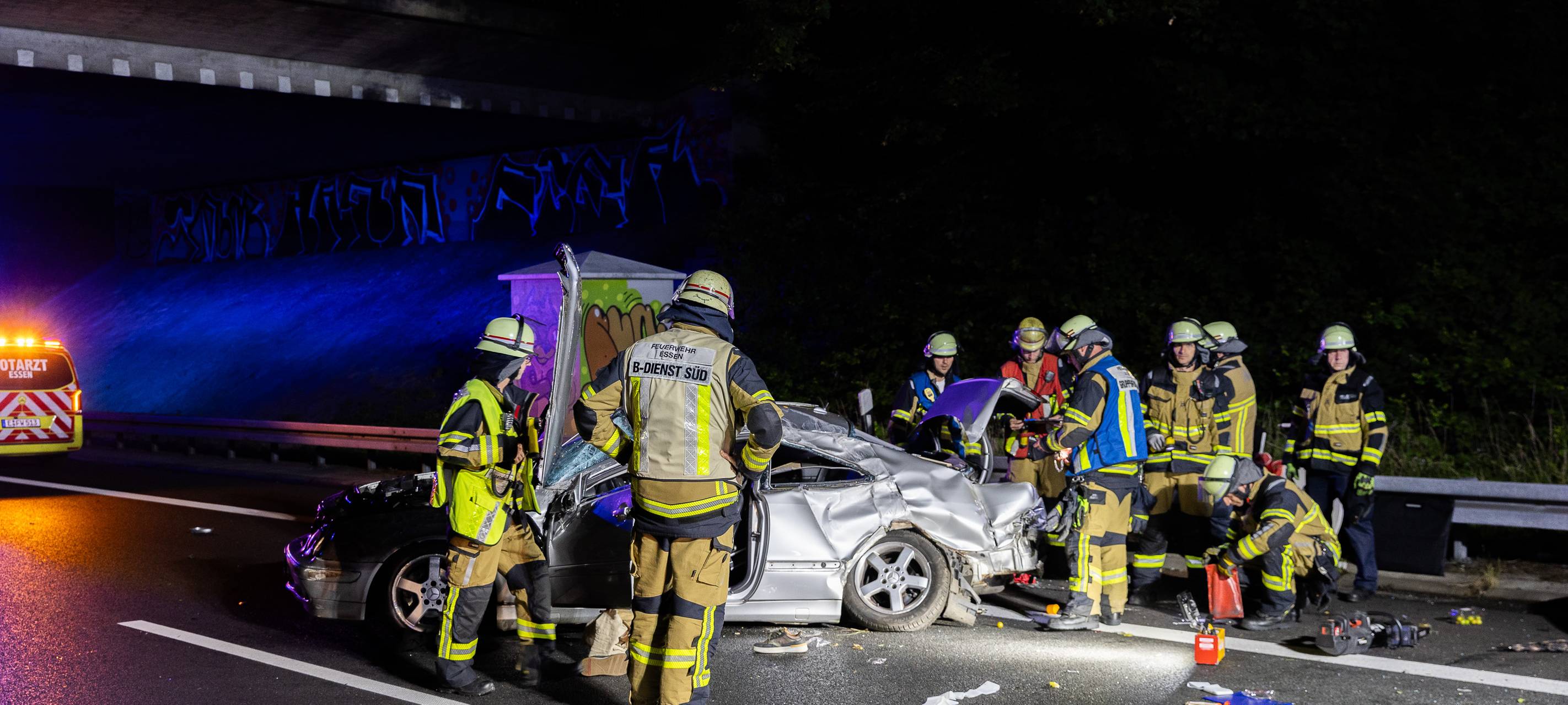 Schwerer Unfall auf der A52 bei Essen: Raser in Lebensgefahr
