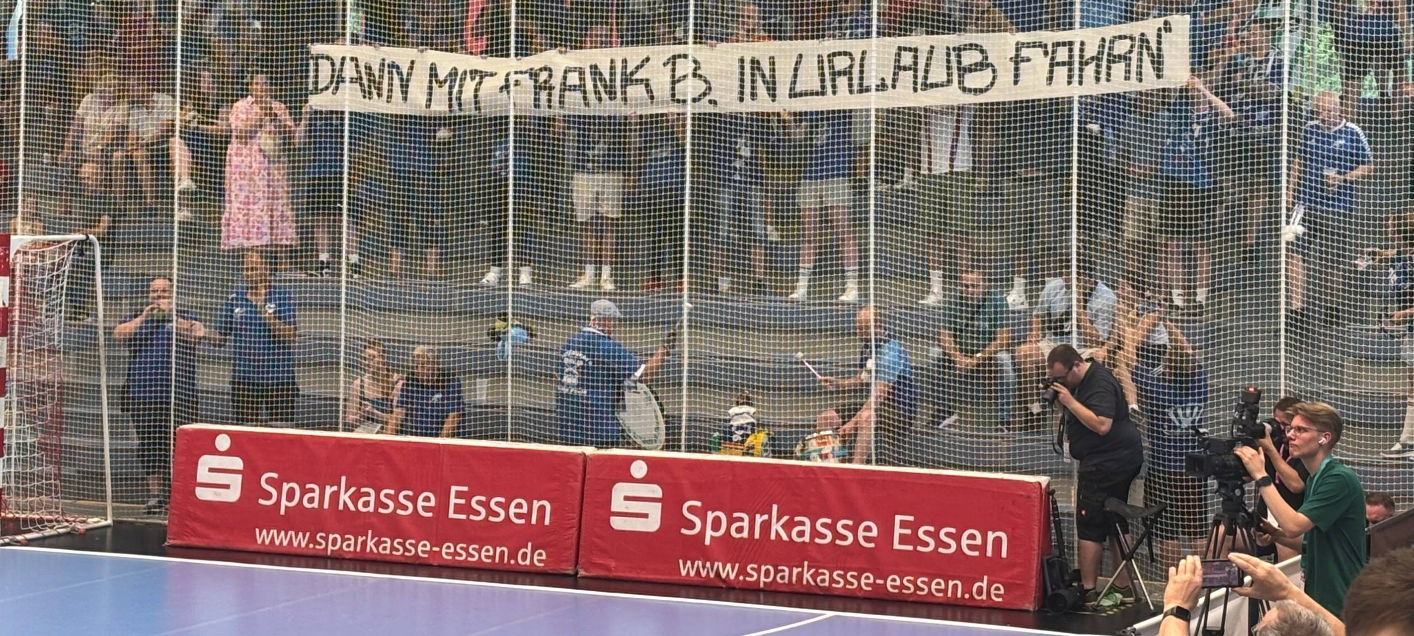 Rund 250 Fans aus Dessau sind für das Wiederholungsspiel angereist.
