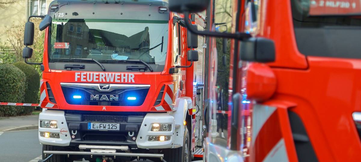 Baum in Essen droht umzukippen: Straße gesperrt
