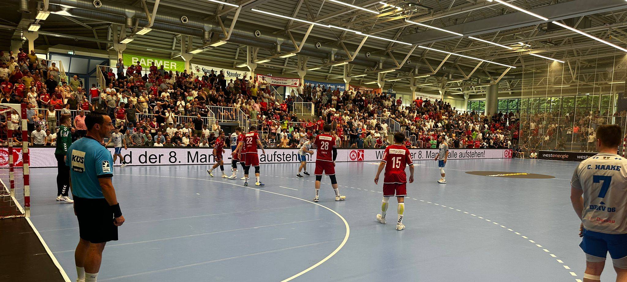 Volle Halle beim Wiederholungsspiel: TUSEM Essen trifft in der 2. Handball-Bundesliga auf den Dessau-Roßlauer HV – 1.926 Fans unterstützen ihre Teams im Sportpark Am Hallo.