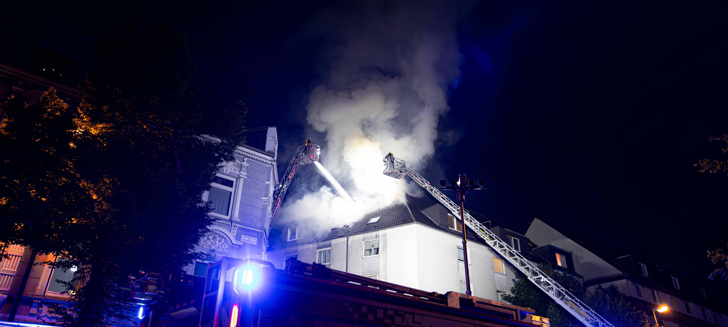 Dachgeschoss in Essen brennt - ein Mann kommt ums Leben