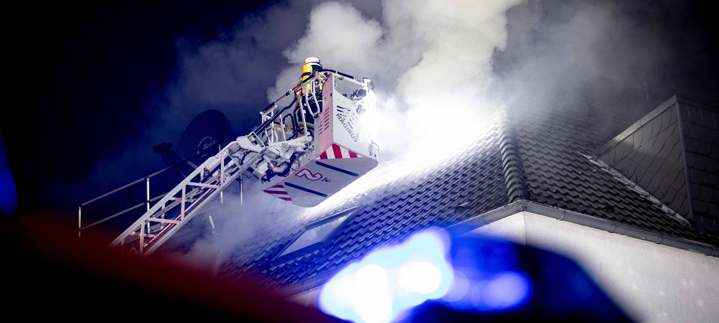 Dachgeschoss in Essen brennt - ein Mann kommt ums Leben
