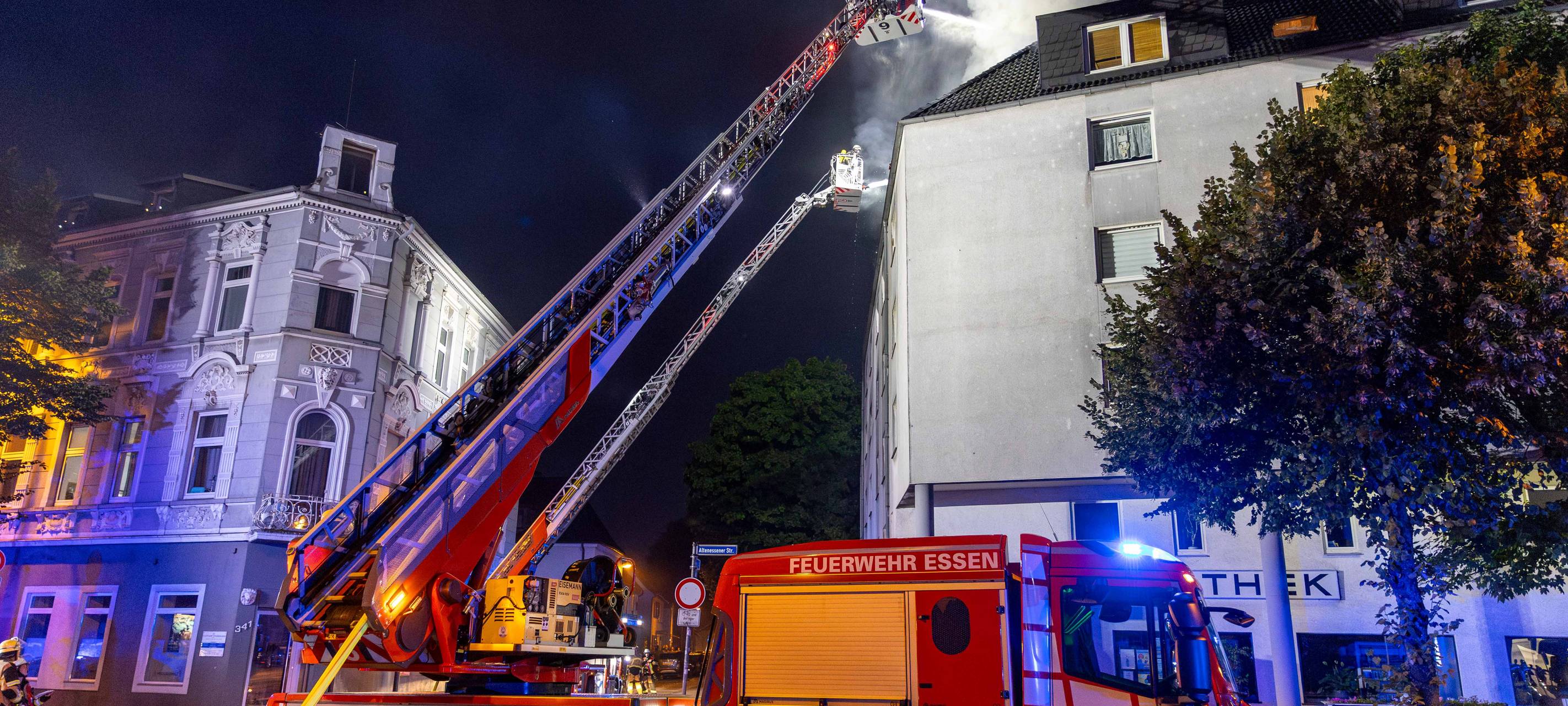 Dachgeschoss in Essen brennt - ein Mann kommt ums Leben