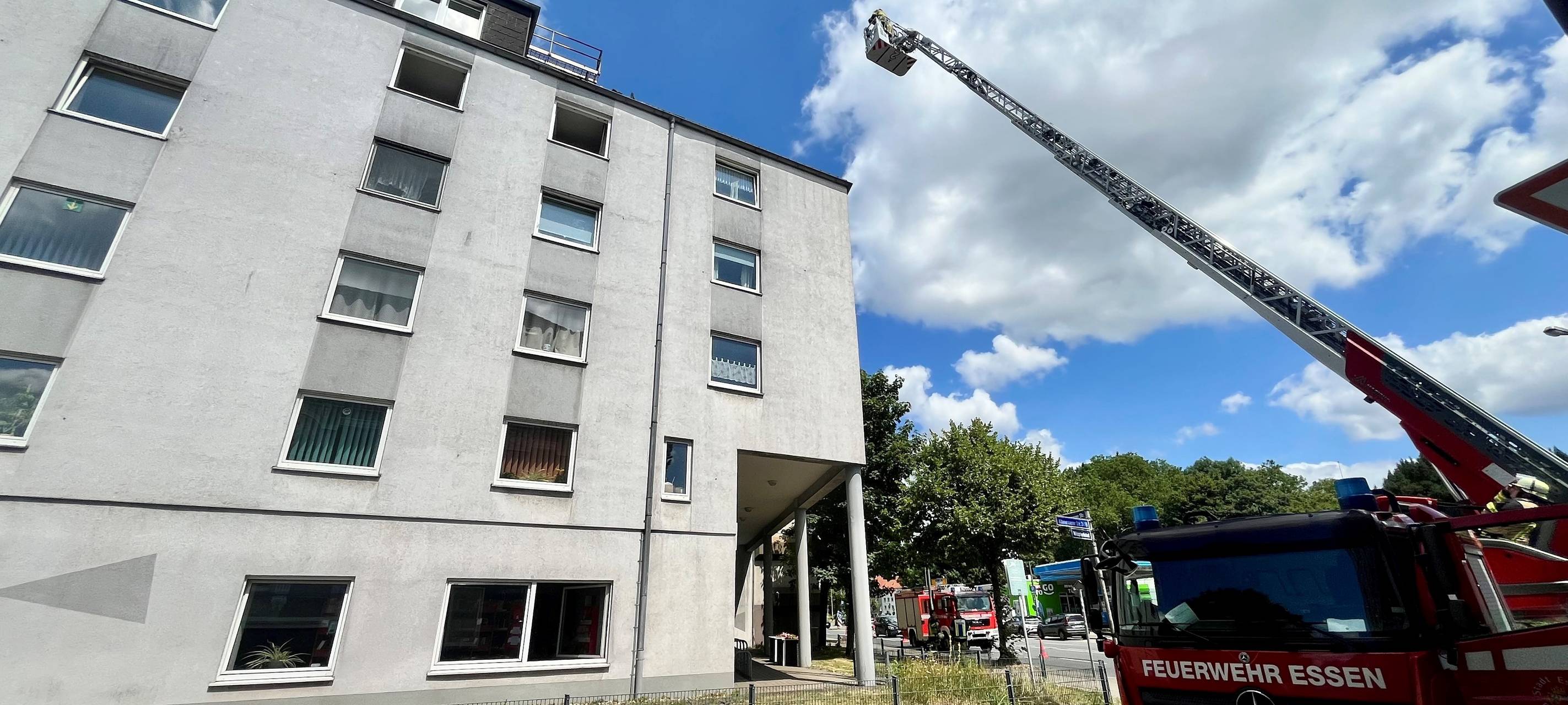 Dachgeschoss in Essen brennt - ein Mann kommt ums Leben
