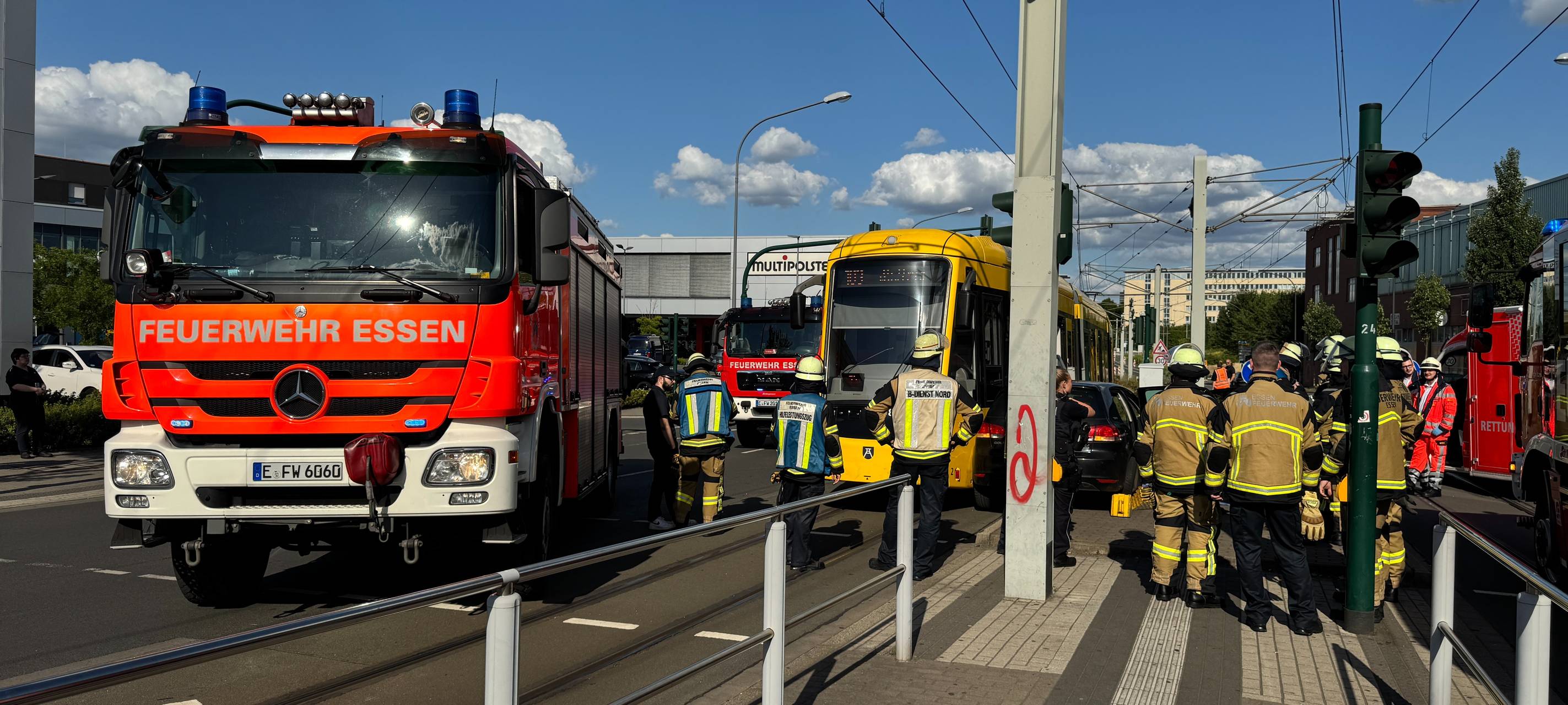 Unfall in Essen: Auto kollidiert mit Straßenbahn