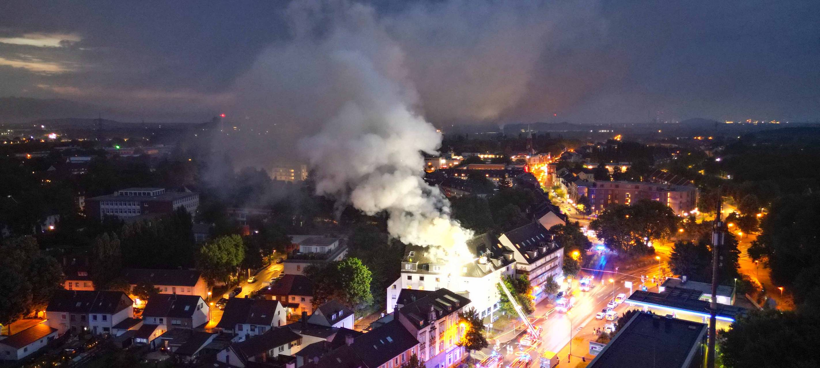 Dachgeschoss in Essen brennt - ein Mann kommt ums Leben