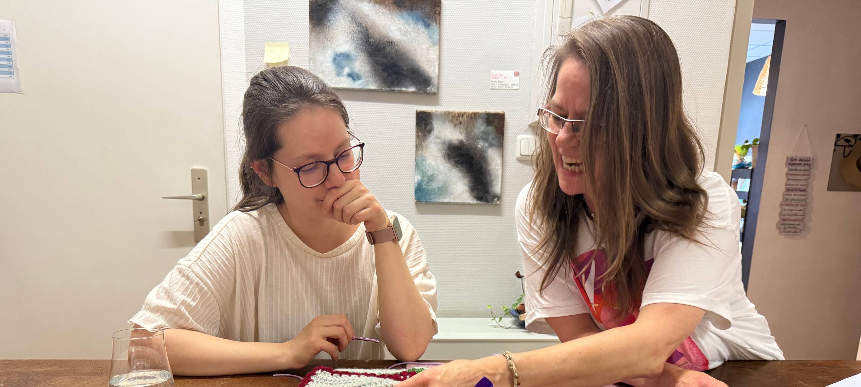 Oma-Hobby? Stricken und Töpfern in Essen begeistert junge Leute