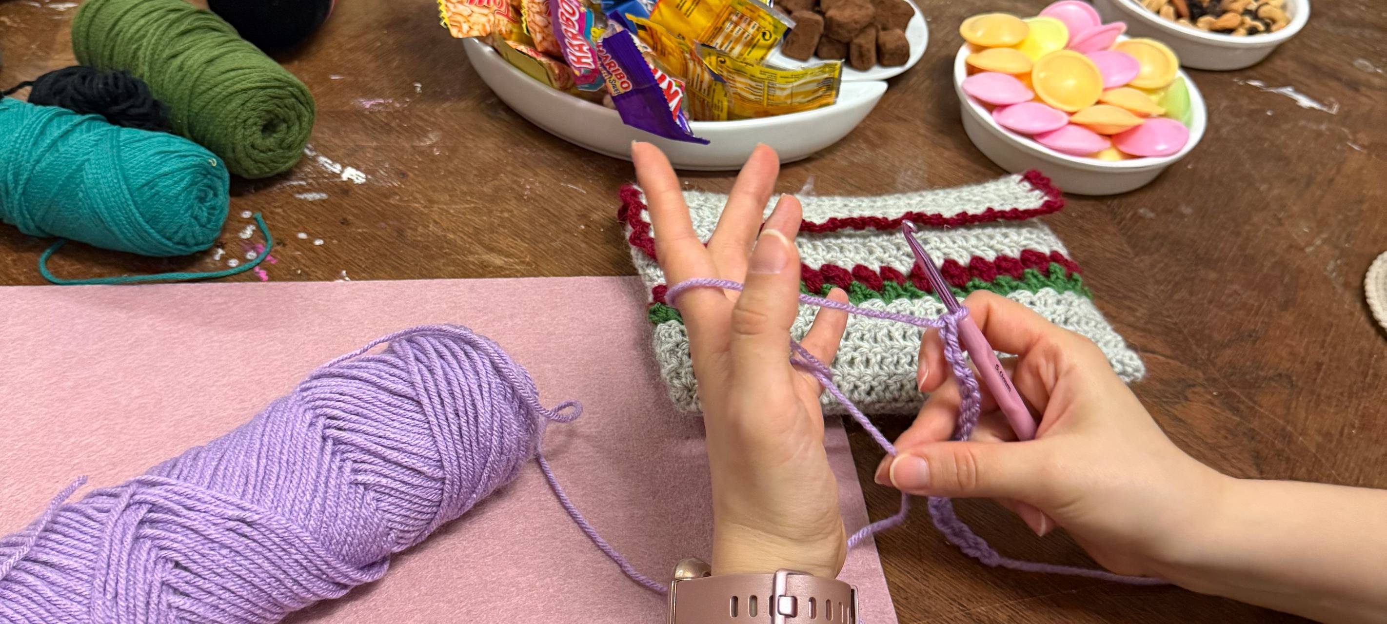 Oma-Hobby? Stricken und Töpfern in Essen begeistert junge Leute