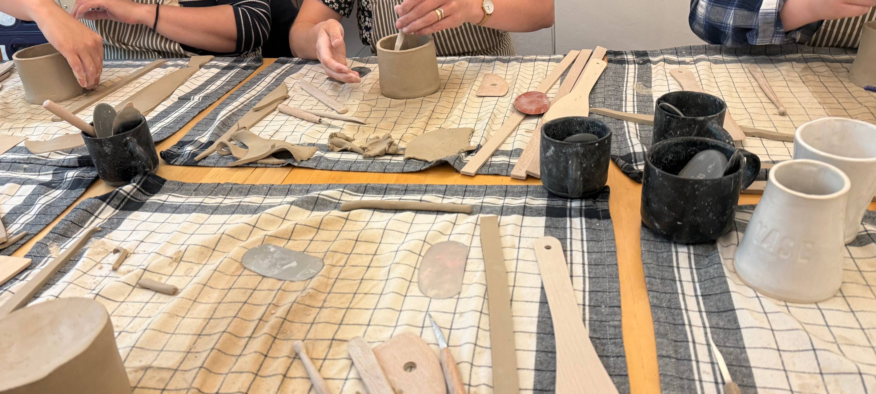 Oma-Hobby? Stricken und Töpfern in Essen begeistert junge Leute