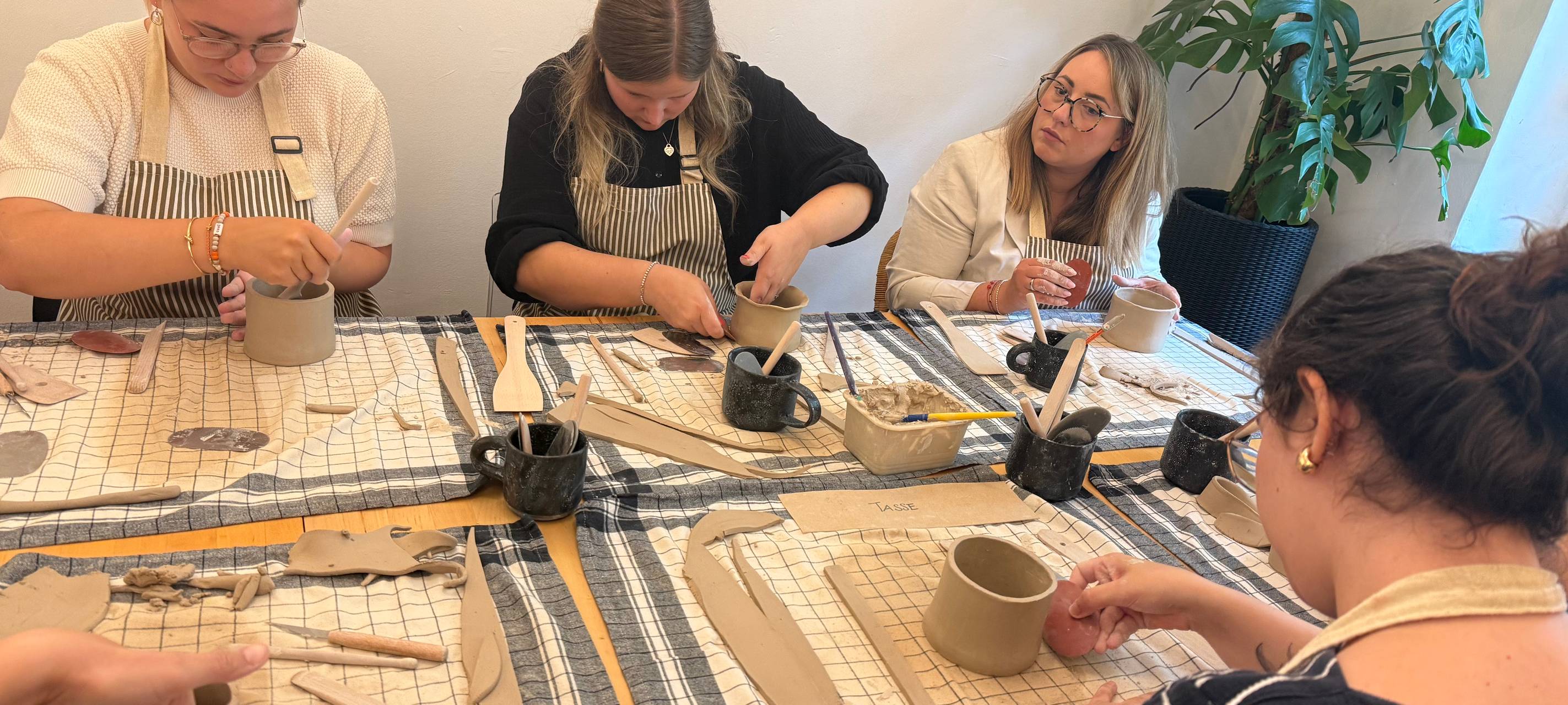 Oma-Hobby? Stricken und Töpfern in Essen begeistert junge Leute