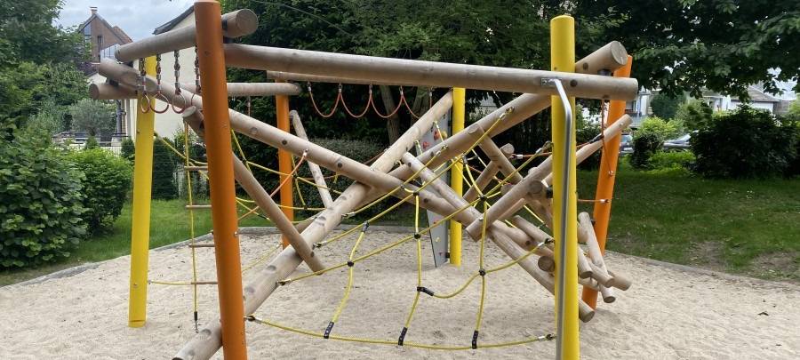 Das neue Klettergerüst am Püttmannweg Spielplatz in Bedingrade.