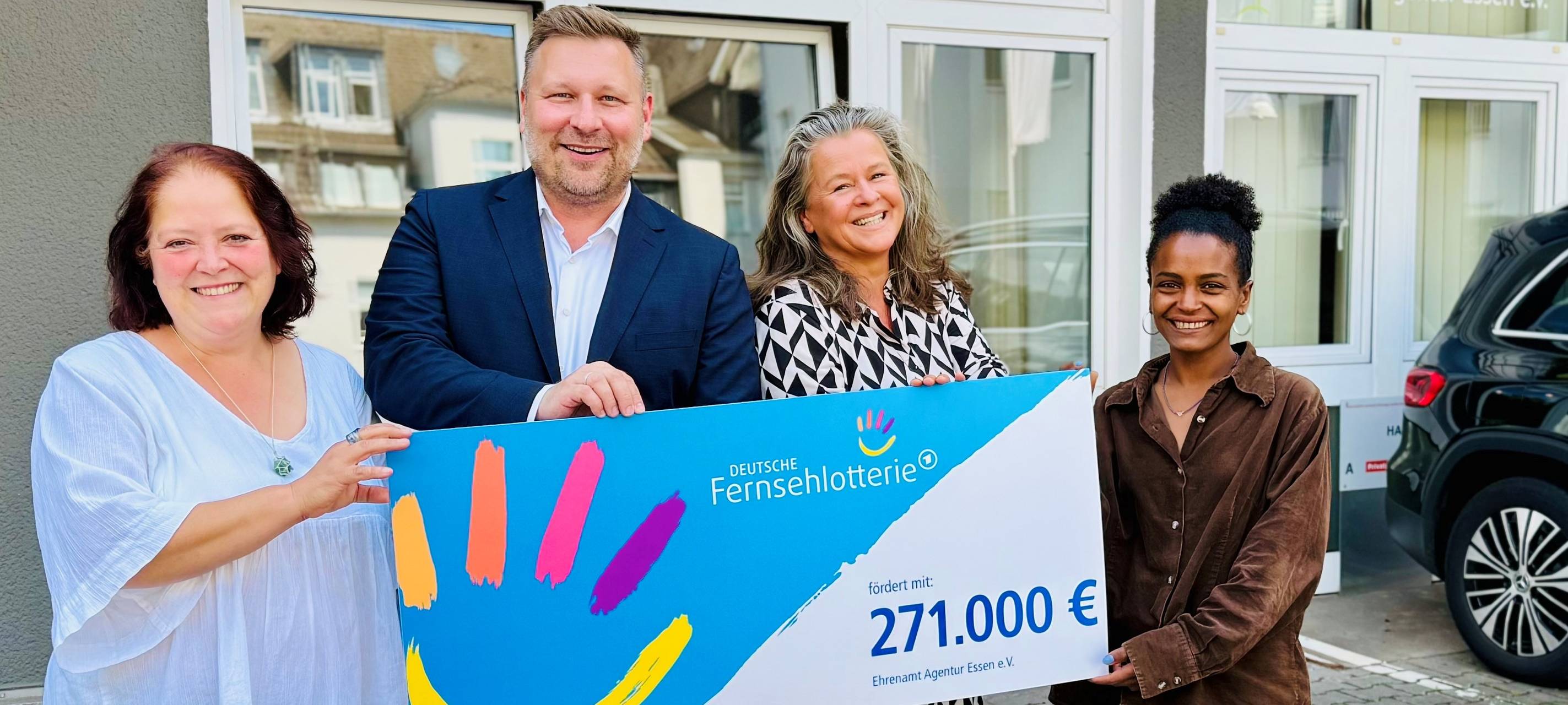 v.l.n.r. Angie Landes, Projektleiterin des Ehrenamt Agentur Essen e.V.; Stephan Masch, Repräsentant der DEUTSCHEN FERNSEHLOTTERIE; Janina Krüger, Geschäftsführerin des Ehrenamt Agentur Essen e.V. & Sara Mulatu, Projektleiterin im Projekt ´Gemeinsam statt einsam – Jung trifft Alt´ bei der symbolischen Übergabe der Fördermittel in Essen