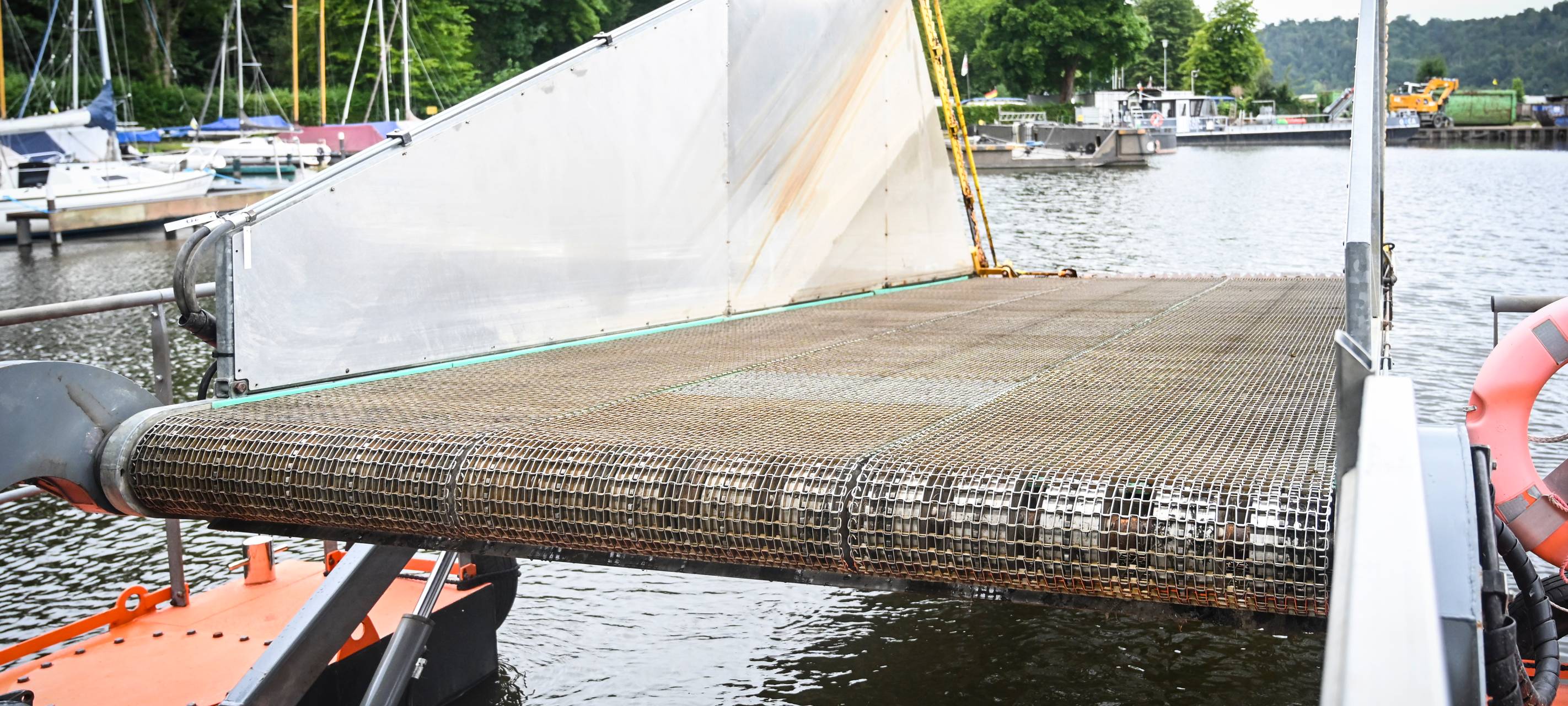 Kampf gegen Wasserpflanze in Essen: Neues Mähboot getauft