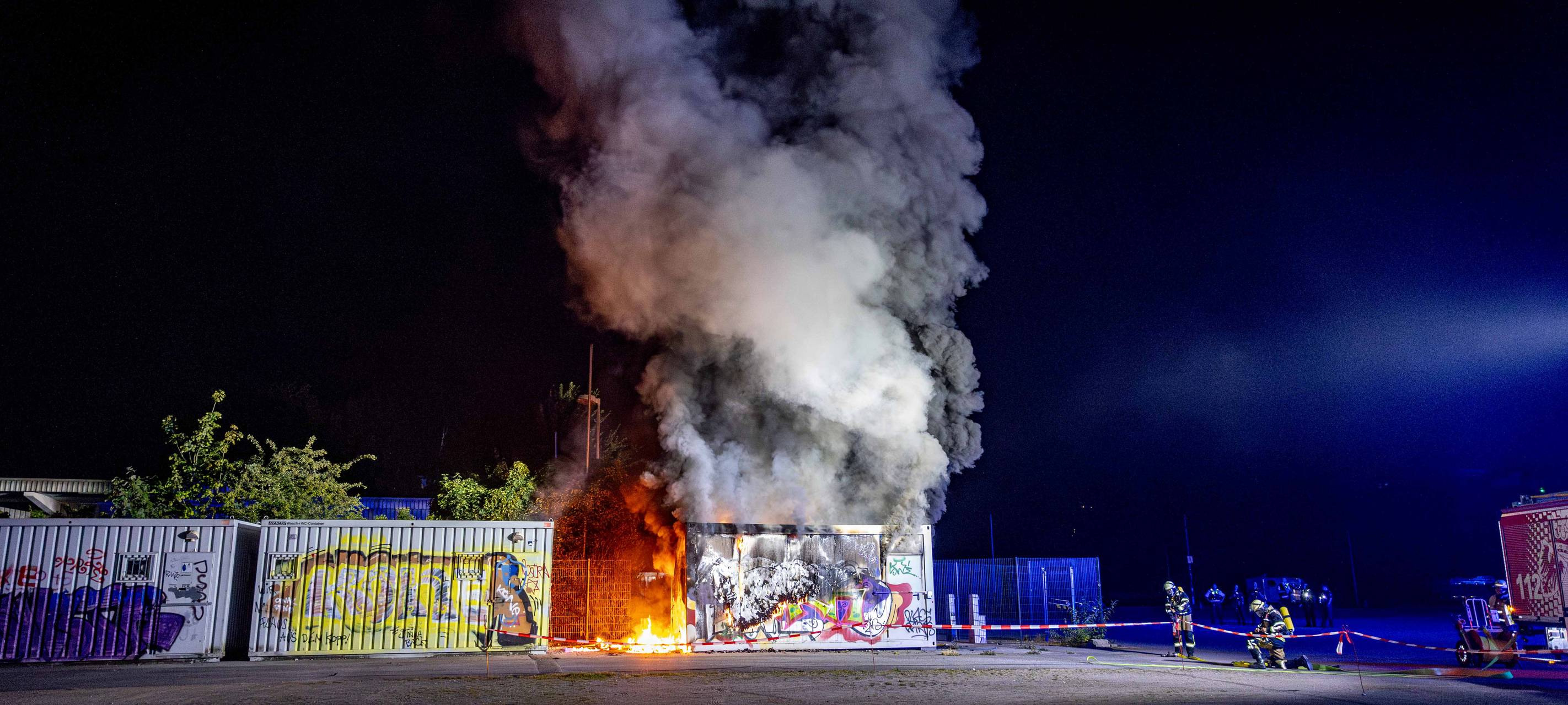 Brand in Essen auf Sportplatz - Container brennen