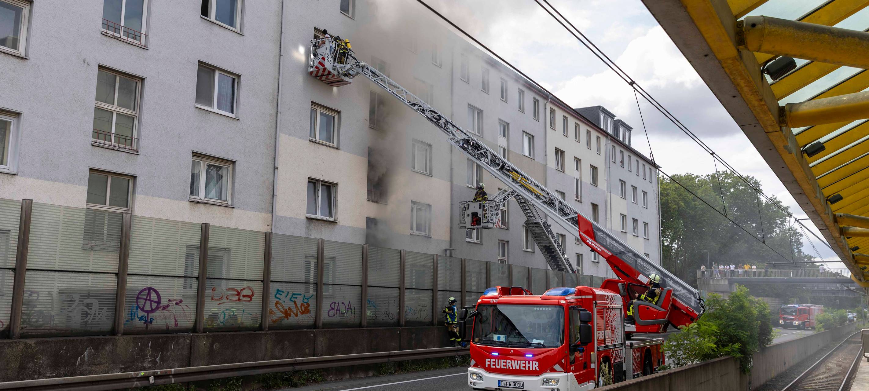 Dramatischer Brand in Essen - Drehleiter auf der A40
