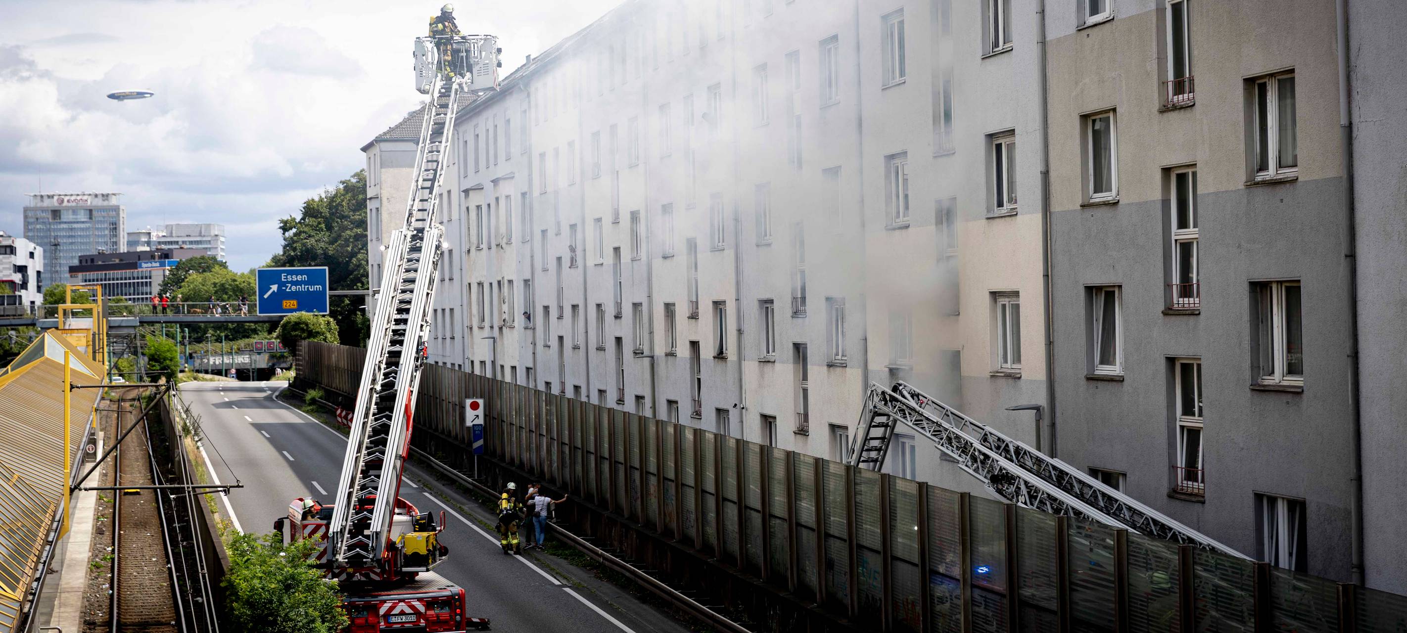 Dramatischer Brand in Essen - Drehleiter auf der A40