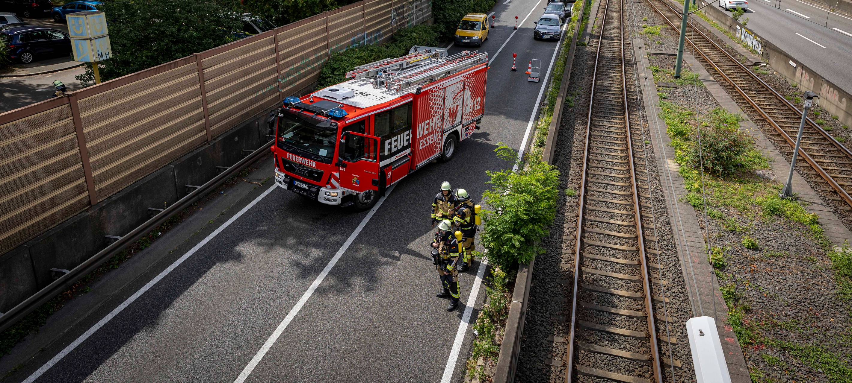 Dramatischer Brand in Essen - Drehleiter auf der A40