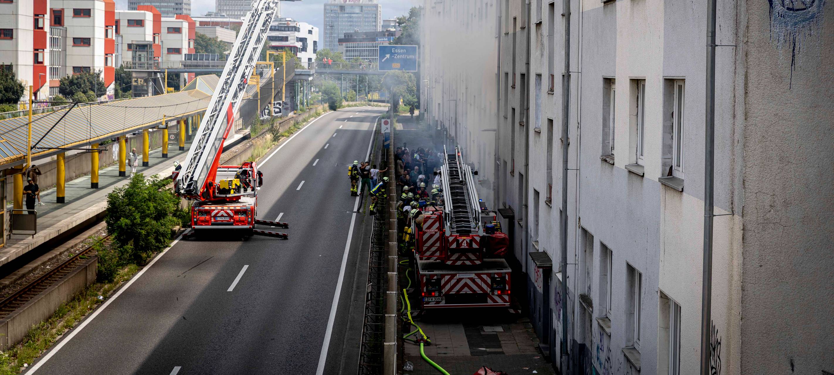 Dramatischer Brand in Essen - Drehleiter auf der A40