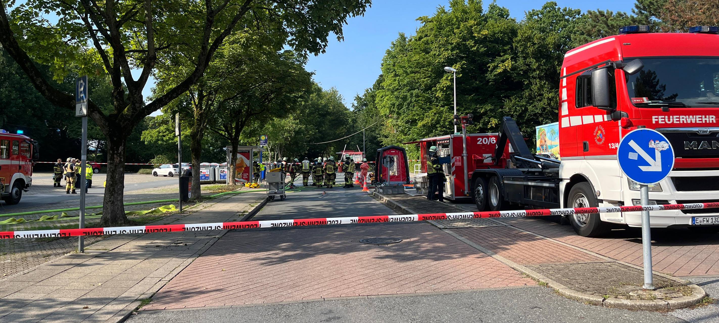 Großer Feuerwehreinsatz in Essen - Freibad muss geräumt werden
