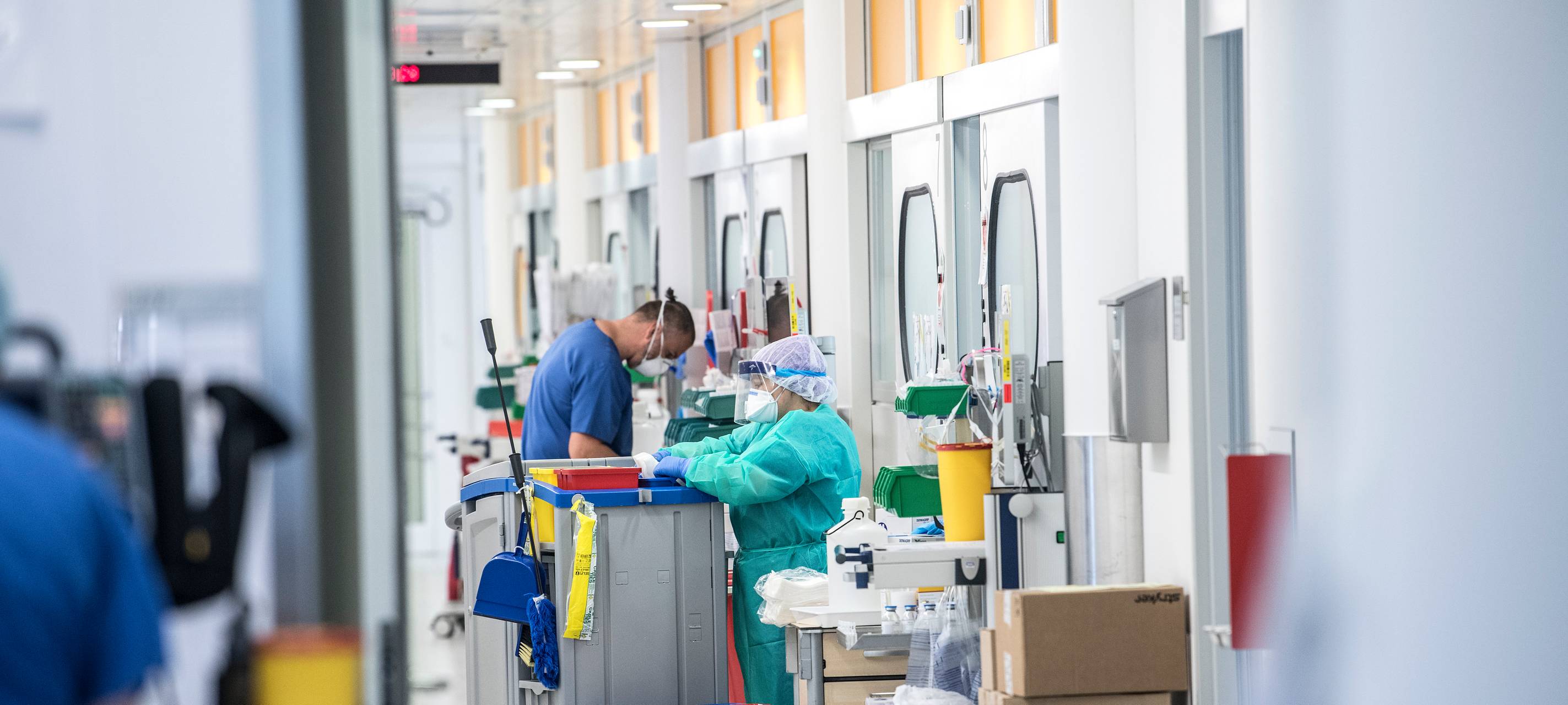 Pflegekräfte stehent am Dienstag, 06.Mai.2020, auf dem Flur der Covid- 19 Schwerpunkt Intensivabteilung IT 2 des Universitätsklinikums Essen