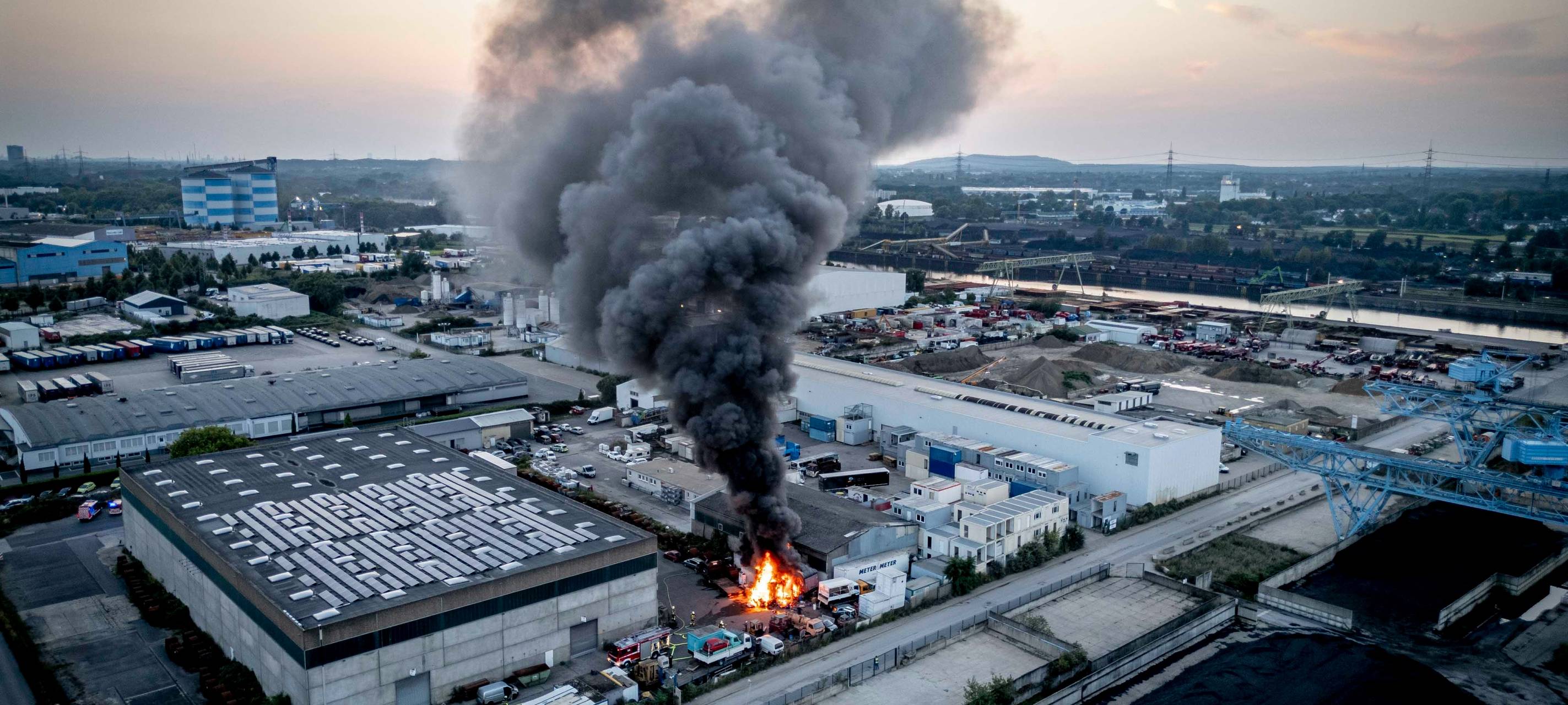 Starker Rauch über Essen: Brand im Stadthafen