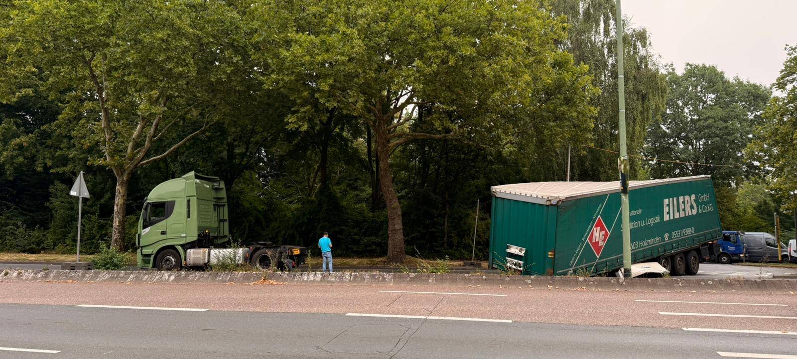 LKW in Essen verliert Auflieger - Wichtige Straße gesperrt