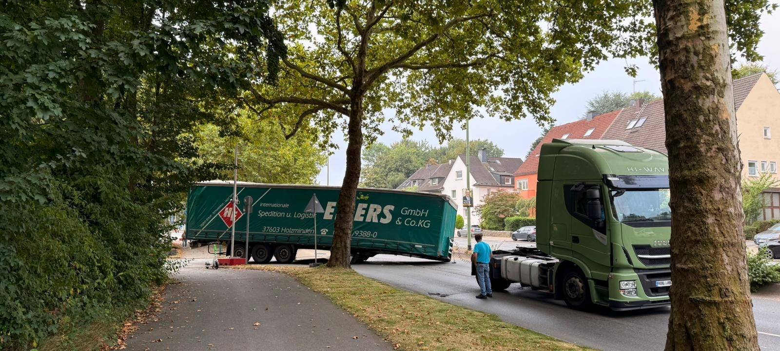 LKW in Essen verliert Auflieger - Wichtige Straße gesperrt