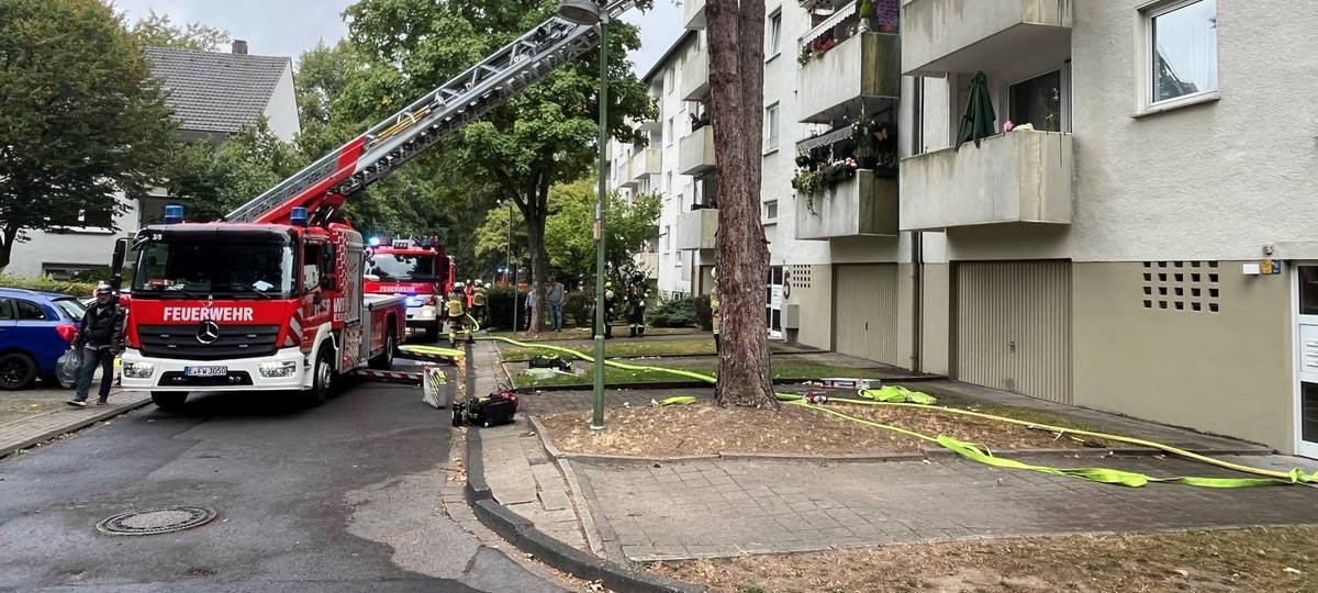 Qualm steigt aus Wohnung in Essen