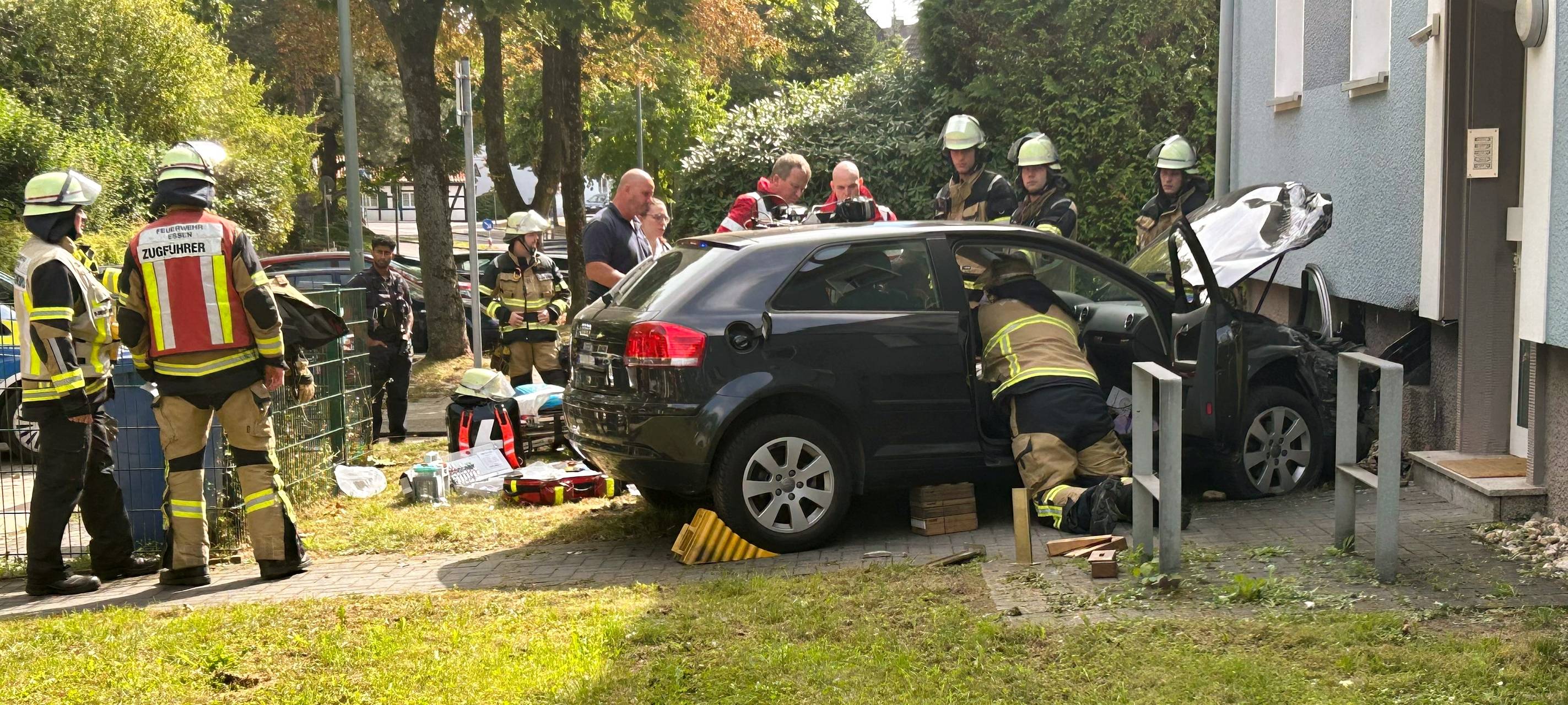 Unfall mit Auto gegen eine Hauswand in Essen