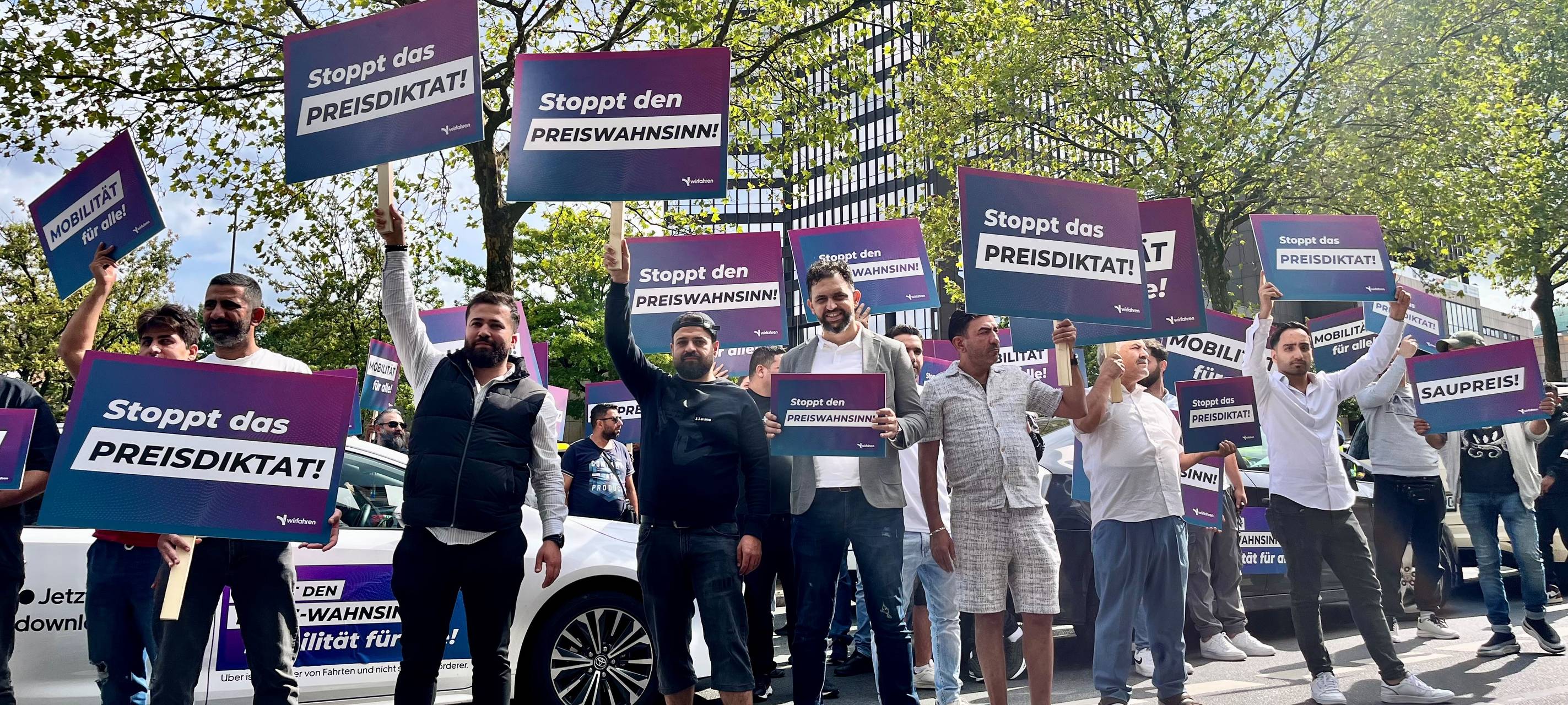 Uber-Demo in Essen: Hunderte Fahrzeuge dabei