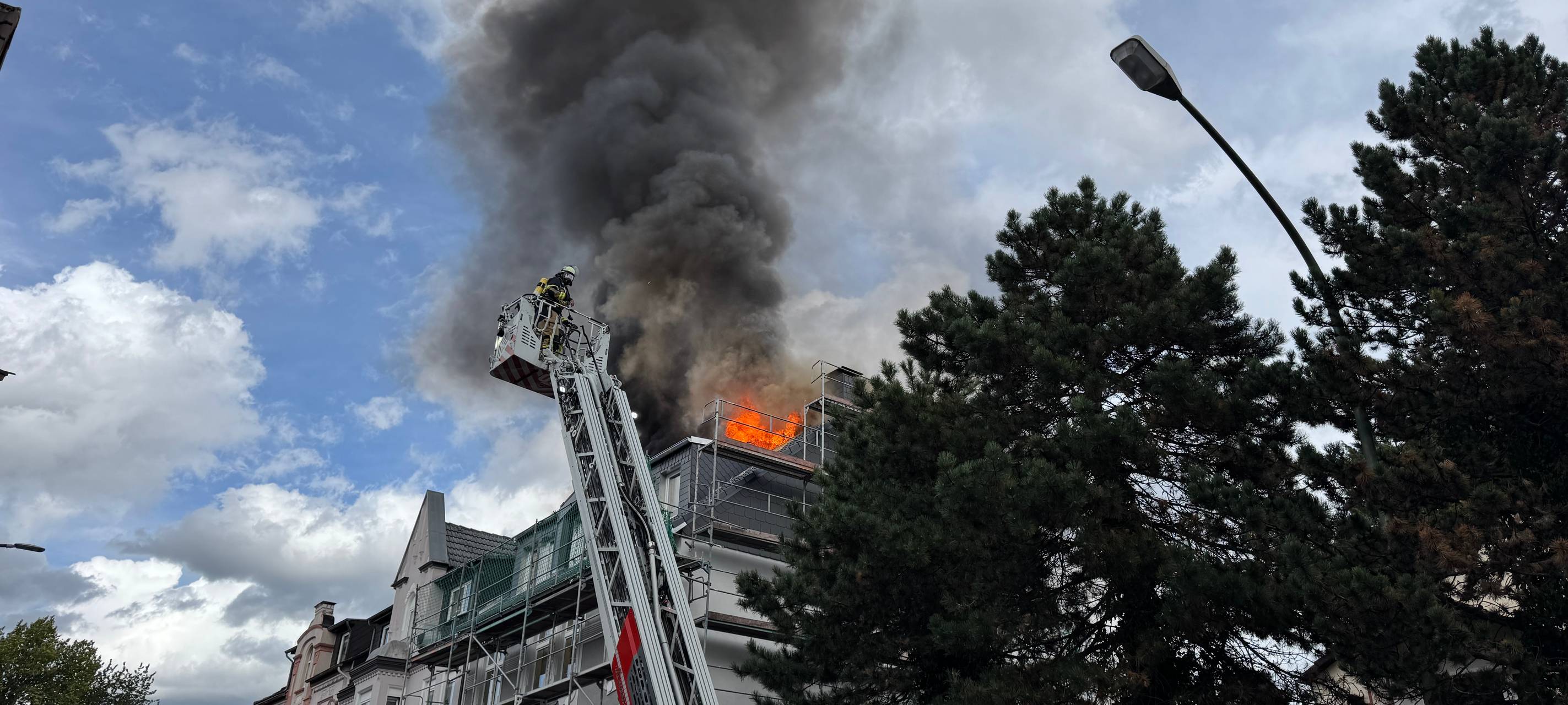 Dachstuhlbrand in Essen - Feuerwehr im Einsatz