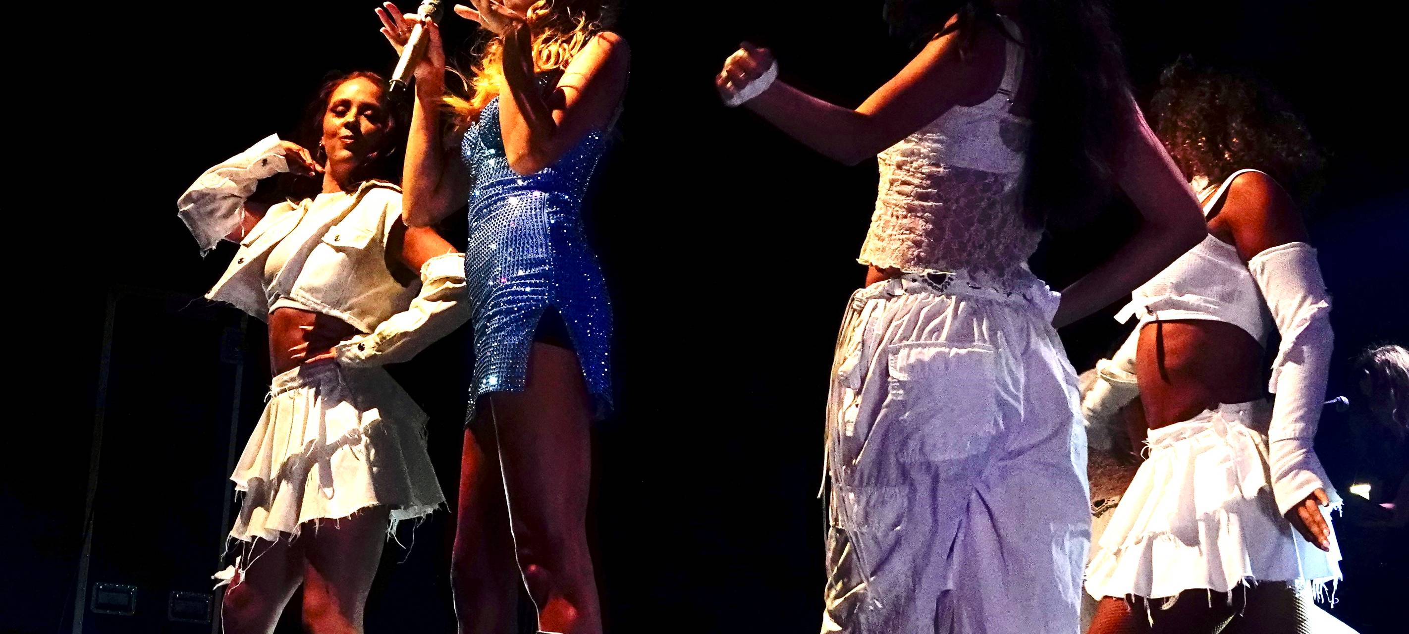 Leony beim Zeltfestival Ruhr mit ihrem Live-Auftritt vor Publikum.