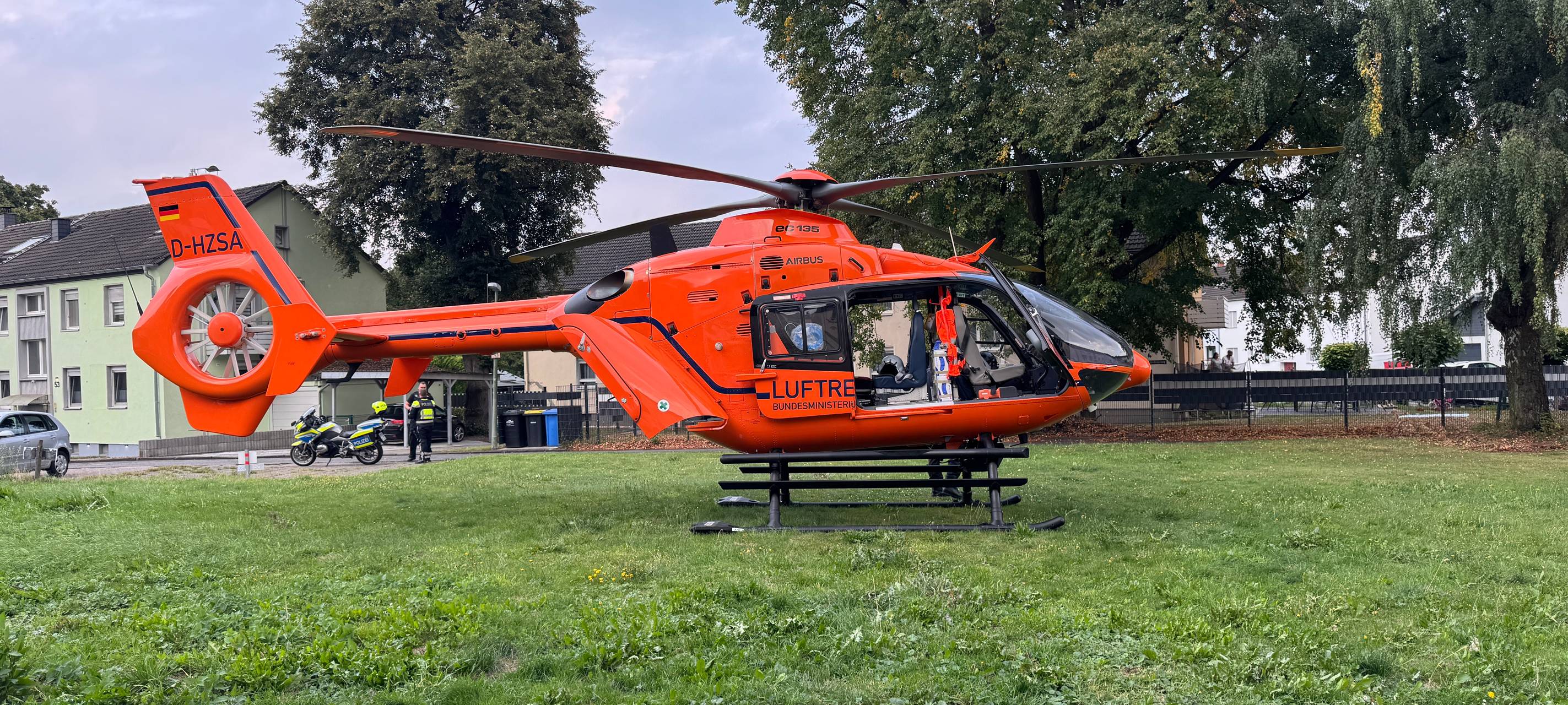 Rettungshubschrauber landet in Essen im Wohngebiet