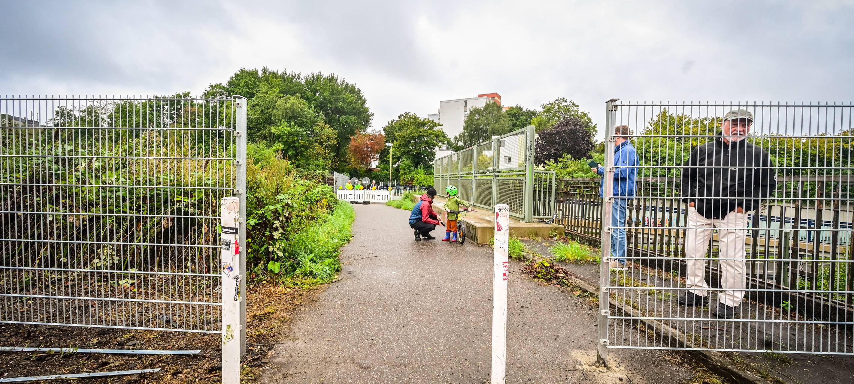 Zaun steht in Essen plötzlich mitten auf einem Fahrradweg