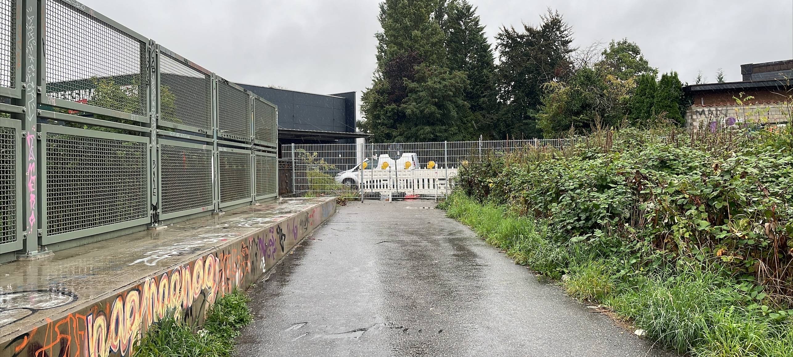 Zaun steht in Essen plötzlich mitten auf einem Fahrradweg