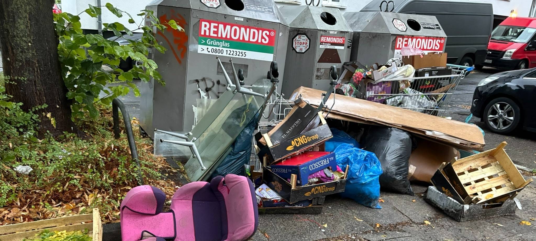 Vermüllte Glascontainer, Amixstraße Ecke Wordstraße