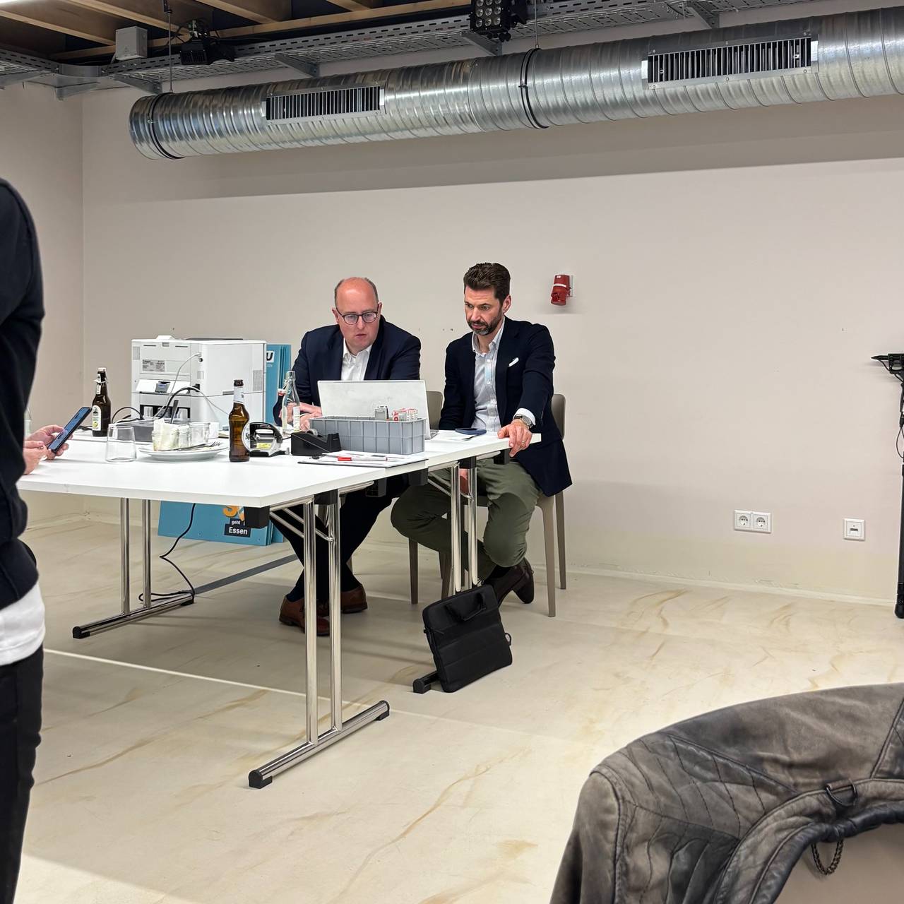 Matthias Hauer und Fabian Schrumpf von der CDU Essen schauen gebannt auf die Auszählung der Kommunalwahl-Stimmen 2025.