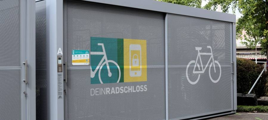 Am Essener Hauptbahnhof auf dem Parkplatz an der Weiglestraße wurden vier Fahrradgaragen für Radfahrende in Betrieb genommen.