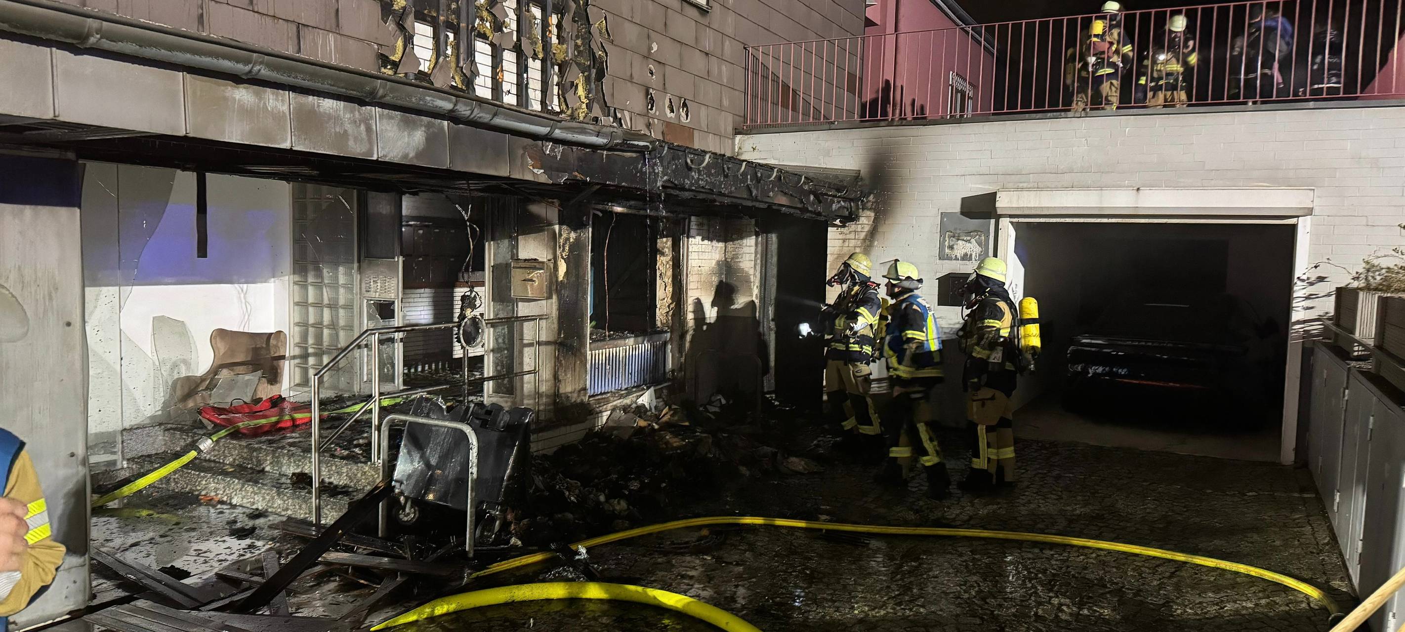 Flammen an Mehrfamilienhaus in Essen - Kinder über Drehleitern gerettet