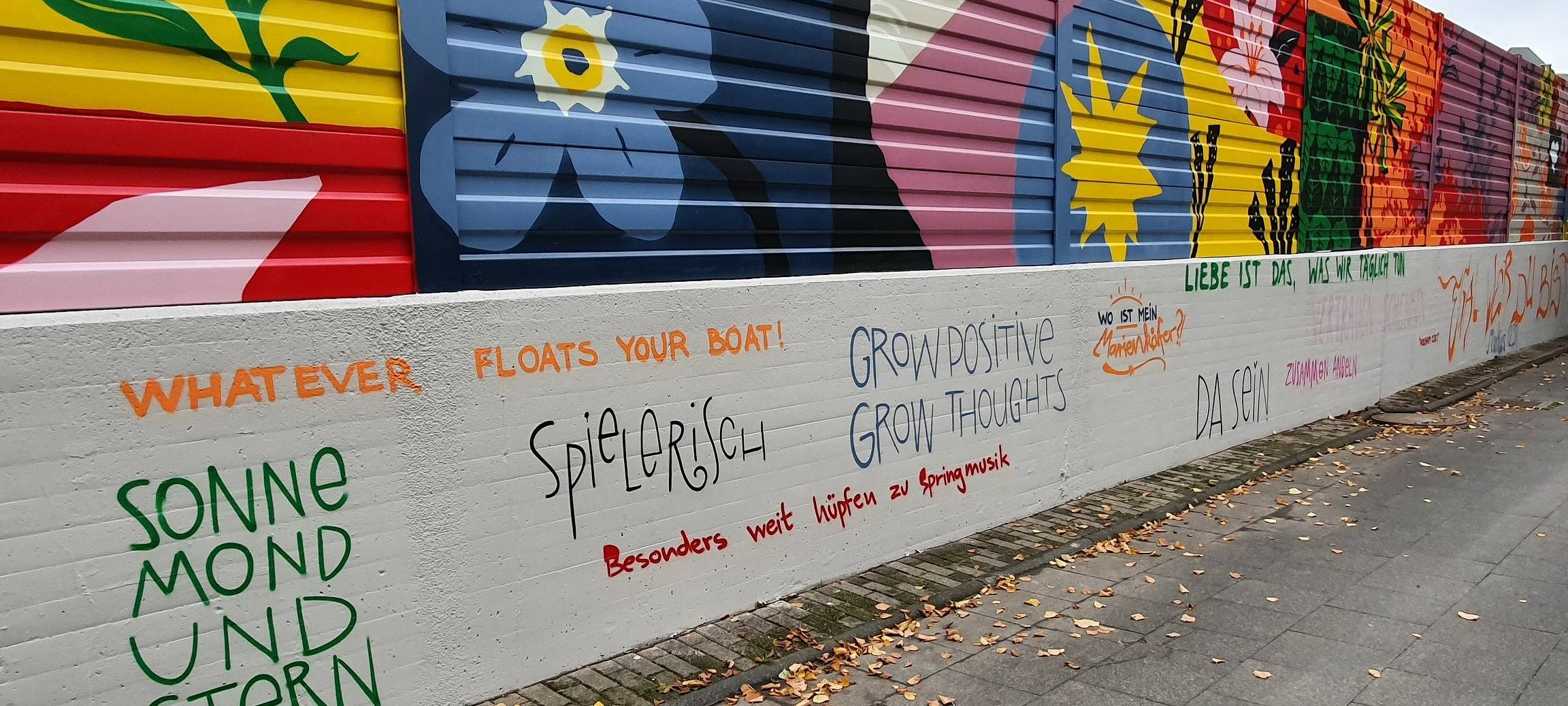 Warme Worte auf einer Lärmschutzwand in Essen