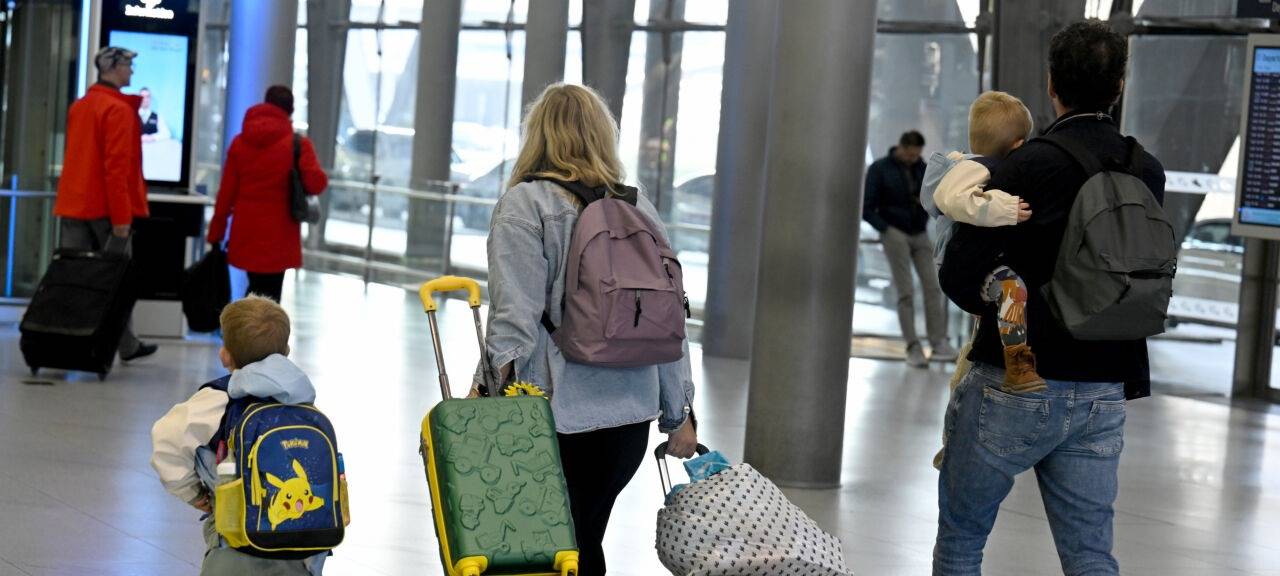 Passagiere nach ihrer Ankunft auf dem Konrad-Adenauer-Flughafen.