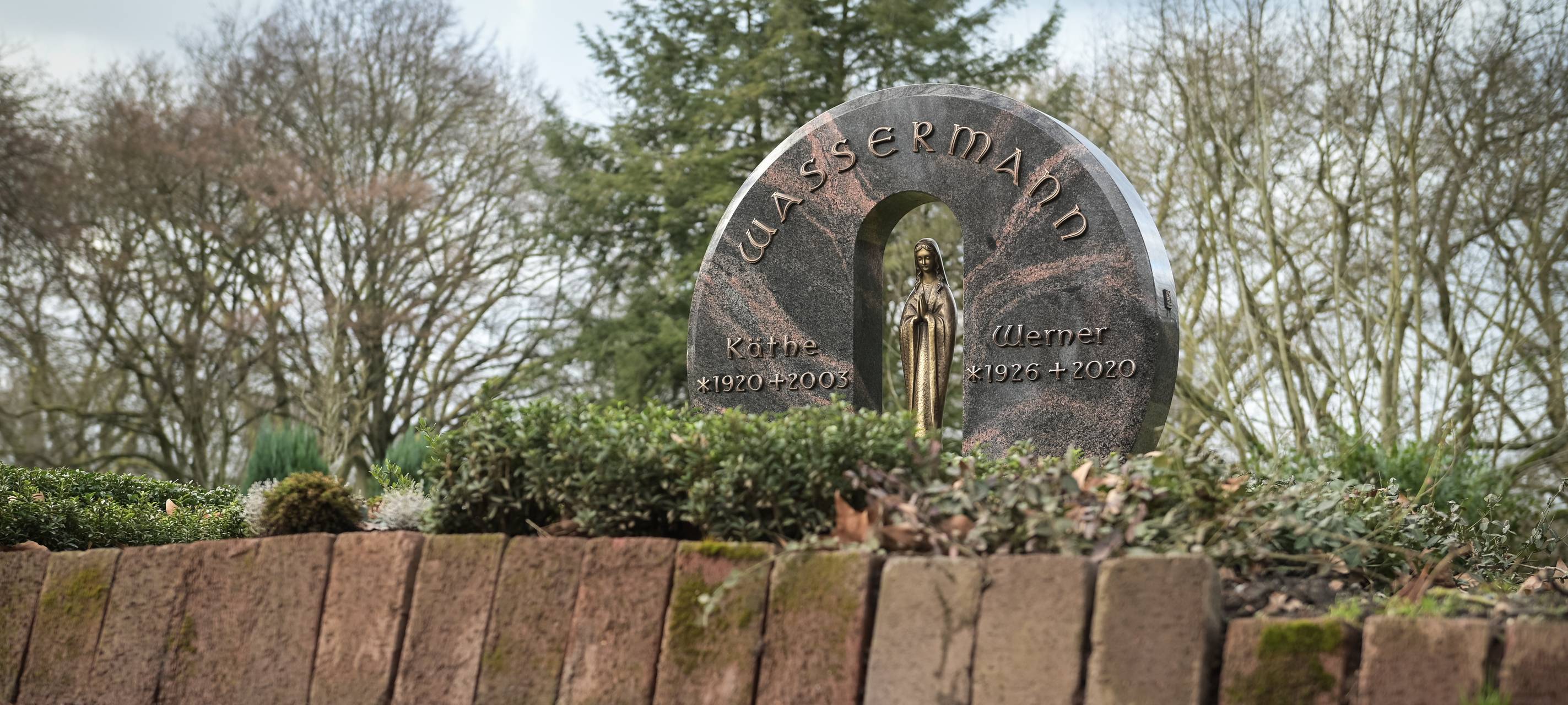 Statue auf Friedhof in Essen geklaut - Wer hat was gesehen?