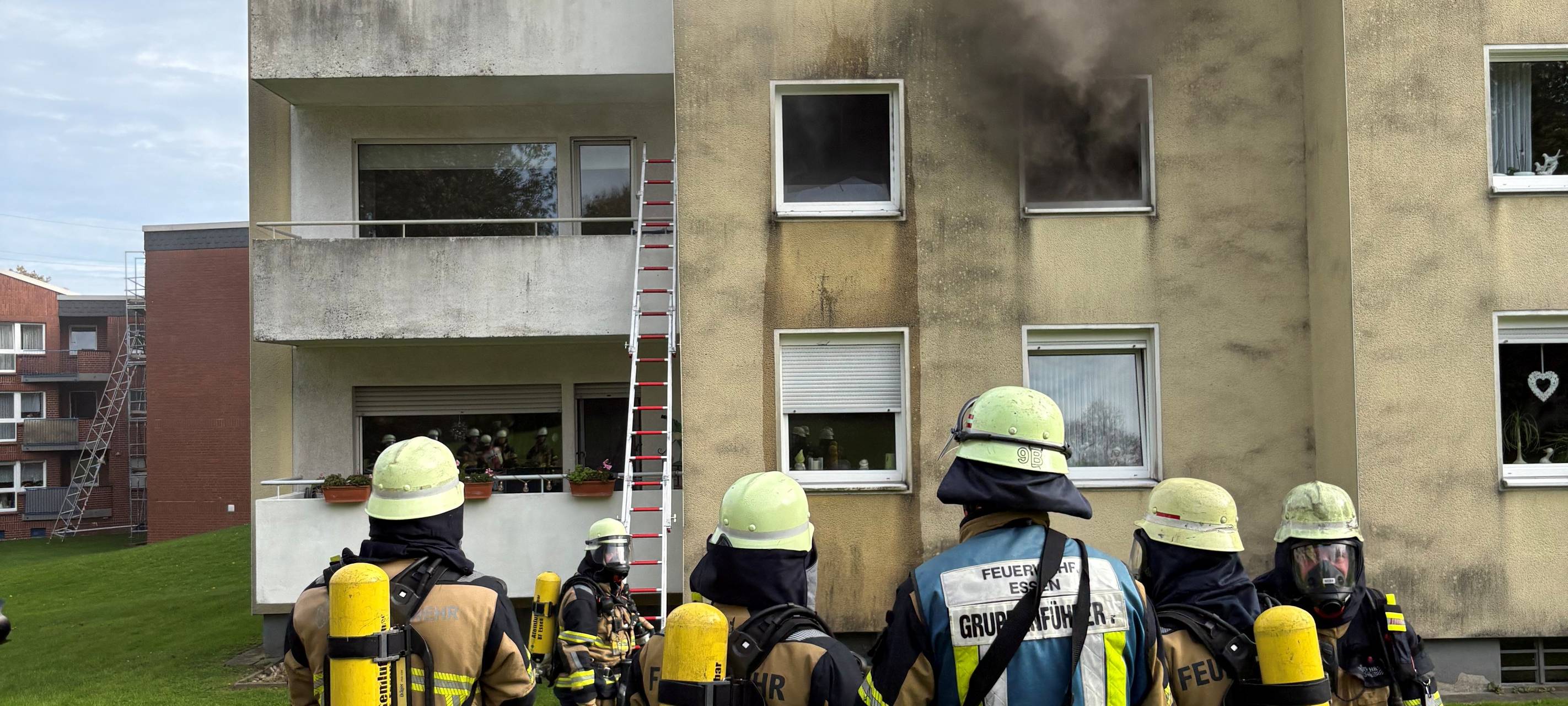 Schwarzer Rauch aus Mehrfamilienhaus in Essen