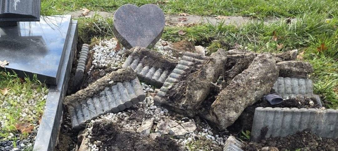 Gräber in Essen beschädigt - Polizei sucht Zeugen