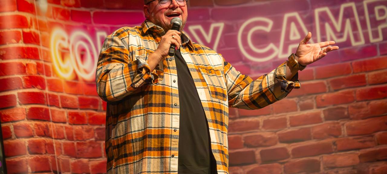 Das Comedy Camp 2025 war in Legden im Dorf Münsterland. Auf der Bühne zu sehen: Gastgeber Jürgen Bangert.
