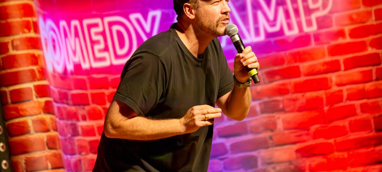 Das Comedy Camp 2025 war in Wuppertal in der Stadthalle. Hier ist Comedian Jan van Weyde auf der Bühne zu sehen.