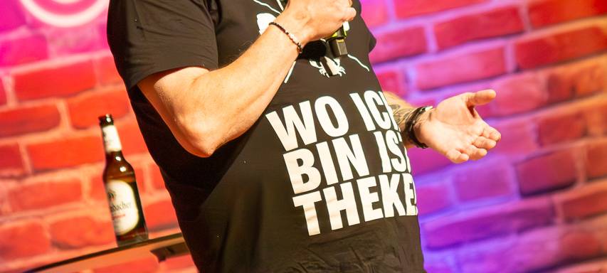 Das Comedy Camp 2025 war in Wuppertal in der Stadthalle. Hier ist Comedian Markus Krebs auf der Bühne zu sehen.