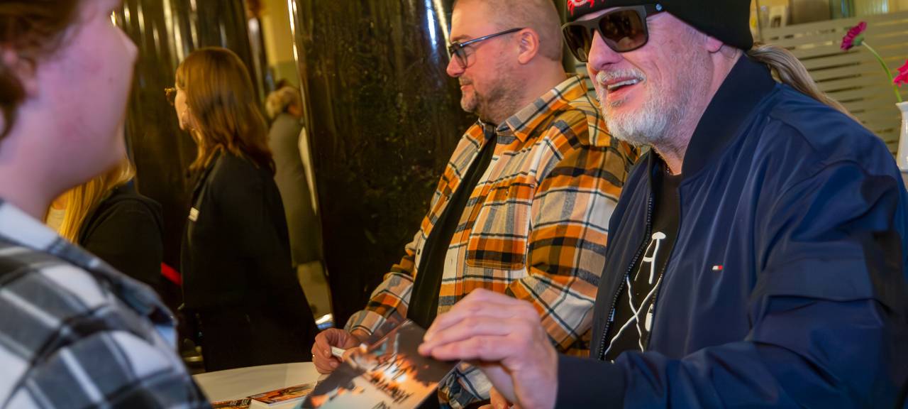 Das Comedy Camp 2025 war in Wuppertal in der Stadthalle. Zu sehen ist das Meet & Greet mit den Fans im Anschluss