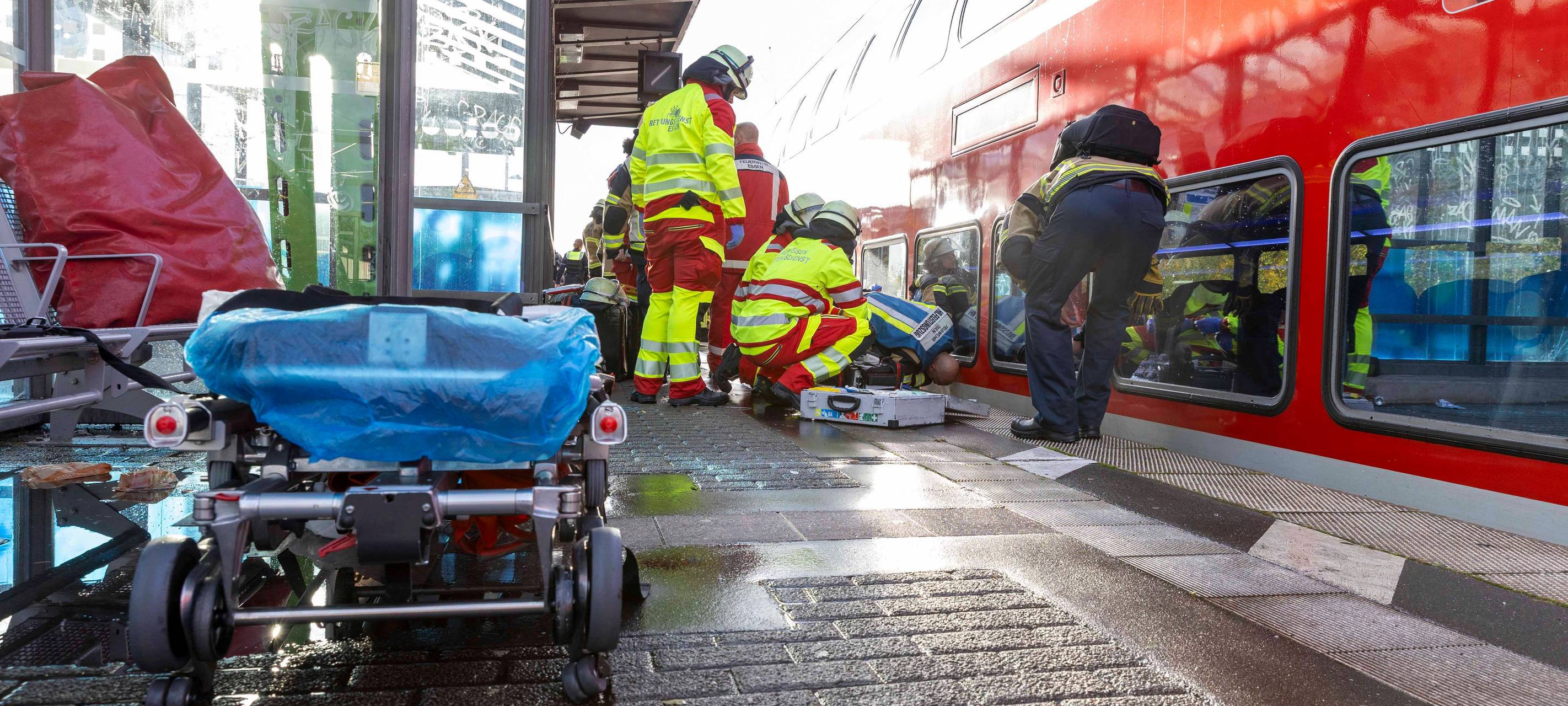 Großeinsatz an Bahnhof in Essen: Person von Zug erfasst