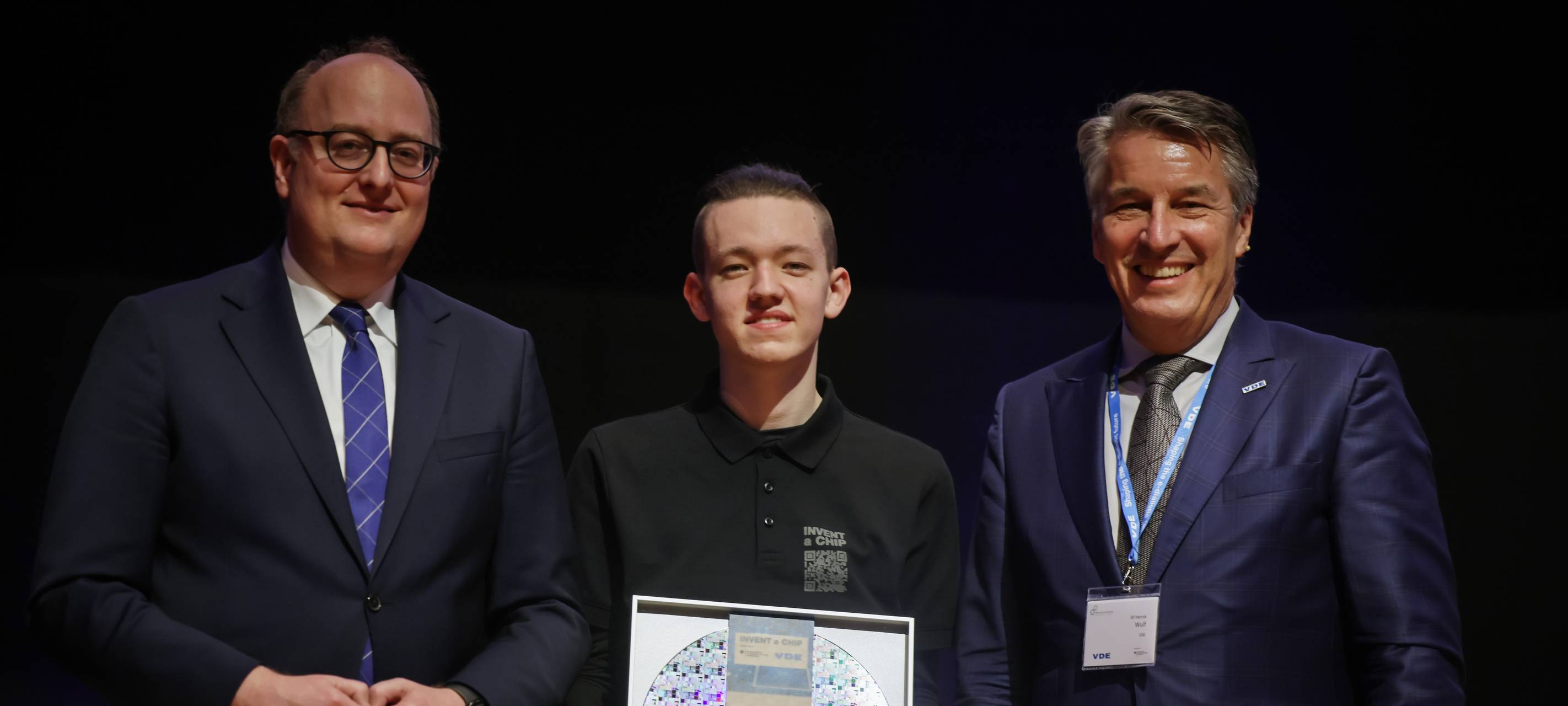 Anton Wagner, 9. Platz INVENT a CHIP, mit Matthias Hauer (Parlamentarischer Staatssekretär BMFTR, links) und Alf Hendryk Wulf (VDE Präsident, rechts)